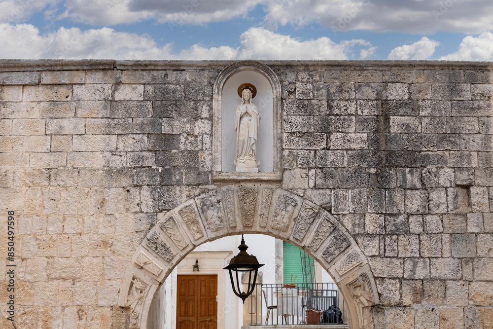 Statue Immaculate Conception (Monumento religioso nicchia statua bianca Immacolata Concezione), Locorotondo, Italy, Apulia