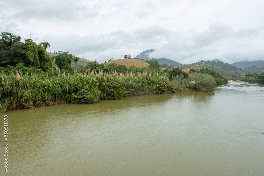 Rio Manhuacó, Paisagens da região de Tabauna no municipio de Aimorés, Minas Gerais, Brasil - 29 maio 2024. Rio Manhuacó, Paisagens da região de Tabauna no municipio de Aimorés, Minas Gerais, Brasil - 29 maio 2024.