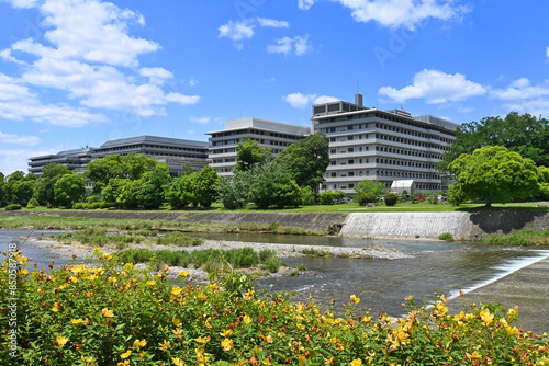 鴨川から望む京都府立医科大学 河原町キャンパス