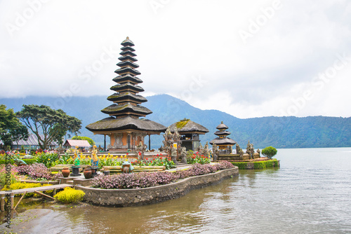Obraz na płótnie Beautiful view of Ulun Danu Beratan Temple in Bali Island in Bali Island, Indonesia w salonie