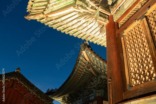 Obraz na płótnie Night of Changgyeonggung Palace, traditional house in Seoul, Korea w salonie