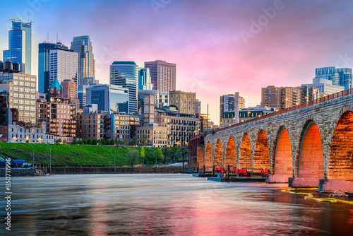 Fototapeta Naklejka Na Ścianę i Meble -  Minneapolis, Minnesota, USA skyline with the Stone Arch Bridge on the Mississippi River at dusk.