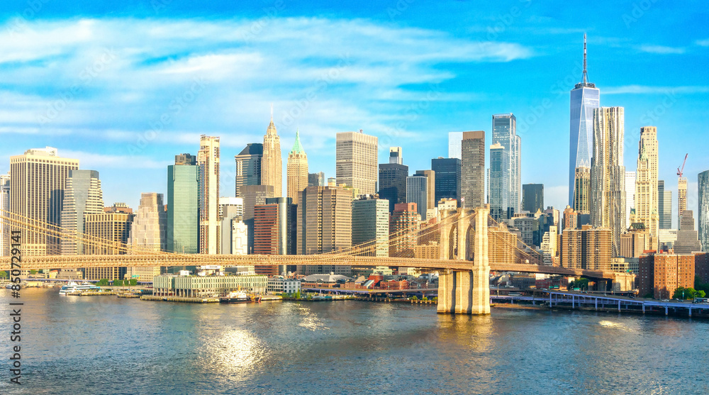 Naklejka premium The historic Brooklyn Bridge with Manhattan in the background