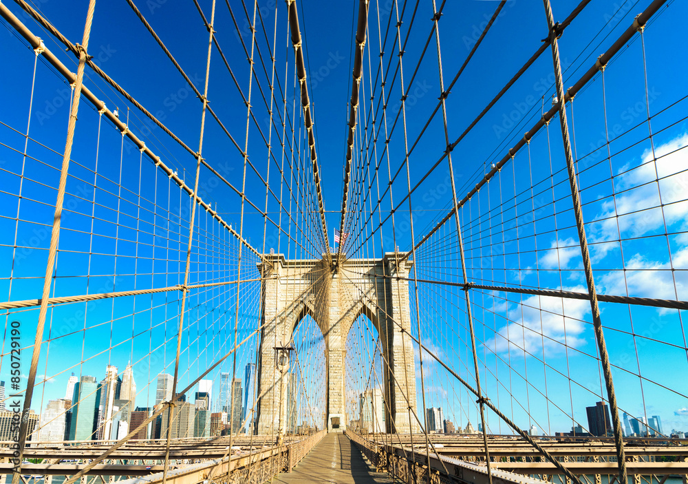 Fototapeta premium The historic Brooklyn Bridge with Manhattan in the background