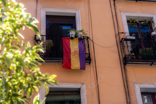 Bandera republicana española en balcón de edificio. 