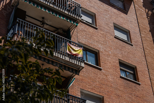 Bandera en balcón de edificio. 
