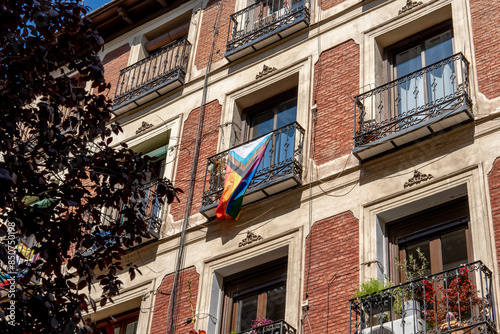 Bandera LGBTQIA+ colgada en un balcón de un edificio de Madrid. 