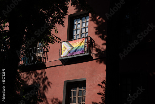 Bandera LGBTQIA+ en un balcón del barrio de Lavapiés en Madrid, España. 