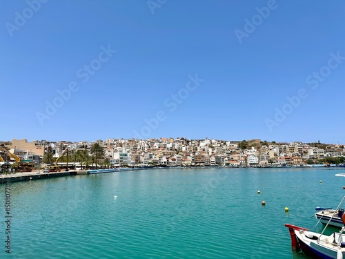 Hafen von Sitia, Kreta mit malerischen Häusern im Hintergrund