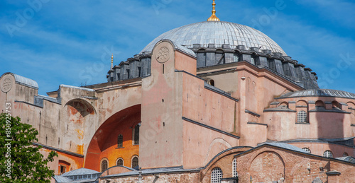 Tableau sur toile the distinctive architecture of the Sophia in Istanbul, showcasing its massive d