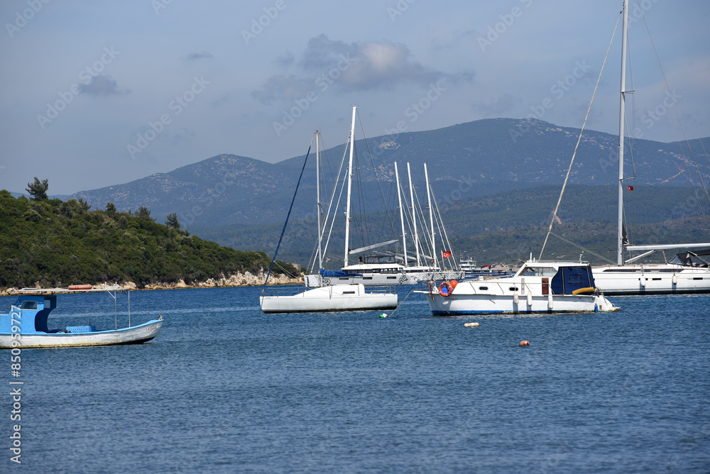 Boote und Fischerboote im Hafen von Urla Türkei Boote und Fischerboote im Hafen von Urla Türkei