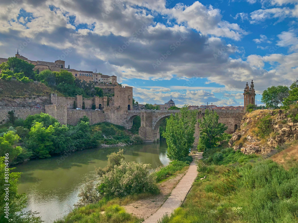 Obraz premium Arch Alcantara Bridge spanning the Tagus River in Toledo, Spain.