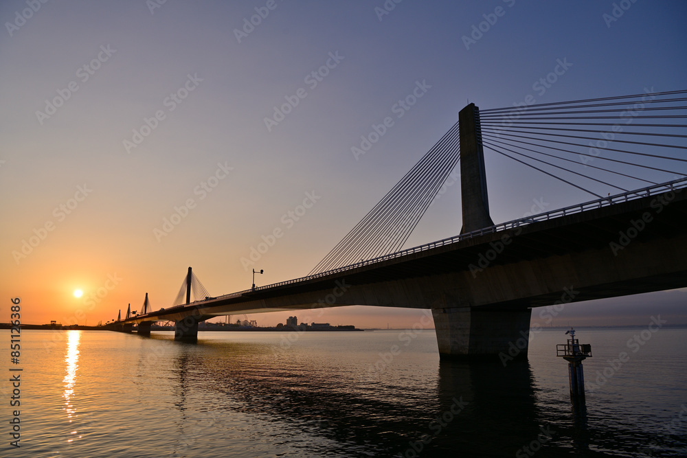 Obraz premium 朝日に照らされる伊勢湾岸自動車道