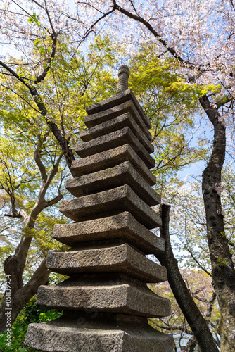 石清水八幡宮の展望台の十三重石塔
