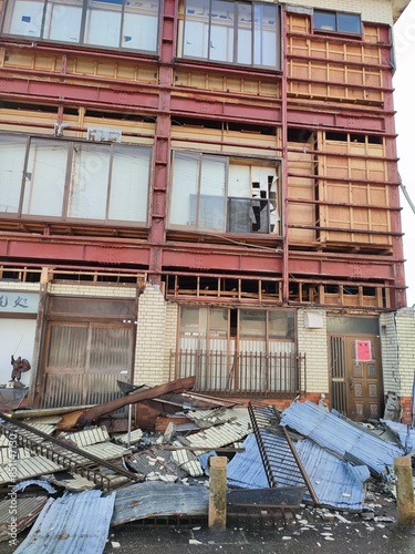 地震で外壁が崩壊した建物