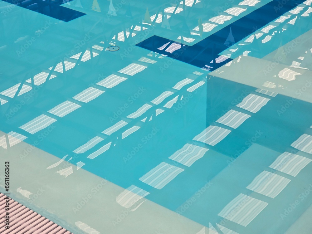 Obraz premium Serenity in Blue: Empty Swimming Pool with Reflections