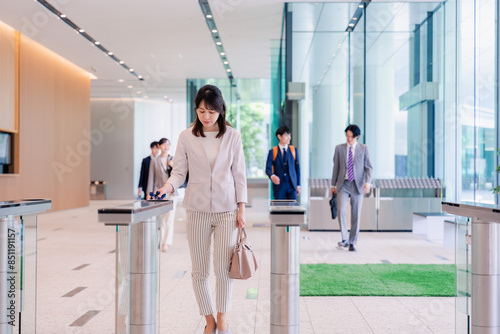 悲しい顔をしてオフィスに出社する女性 photo