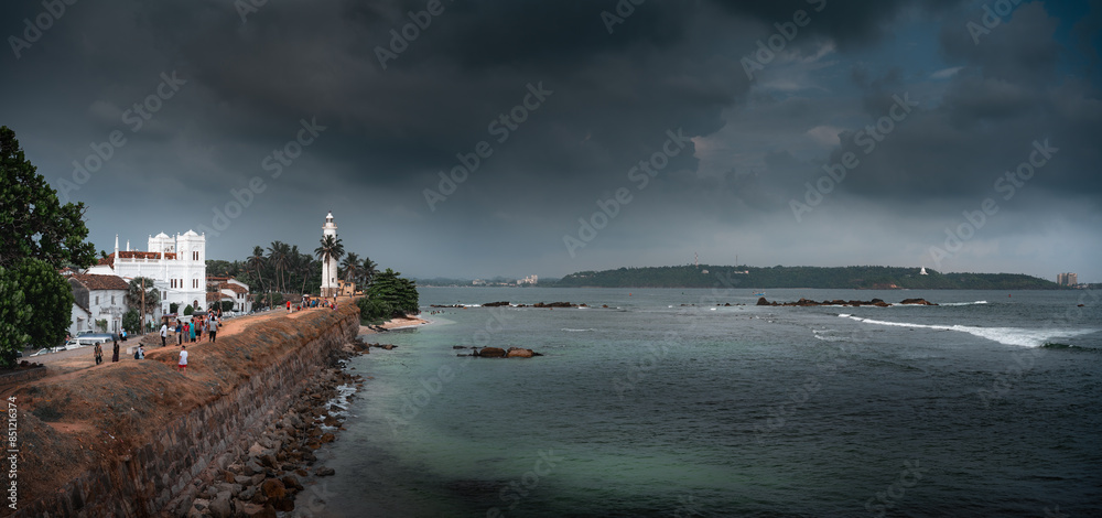 Fototapeta premium Galle lighthouse is no longer functioning and serves only as a landmark. Many people come to enjoy the area, the breezy weather, and the sea.