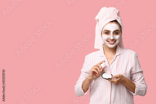 Young woman with reusable c...