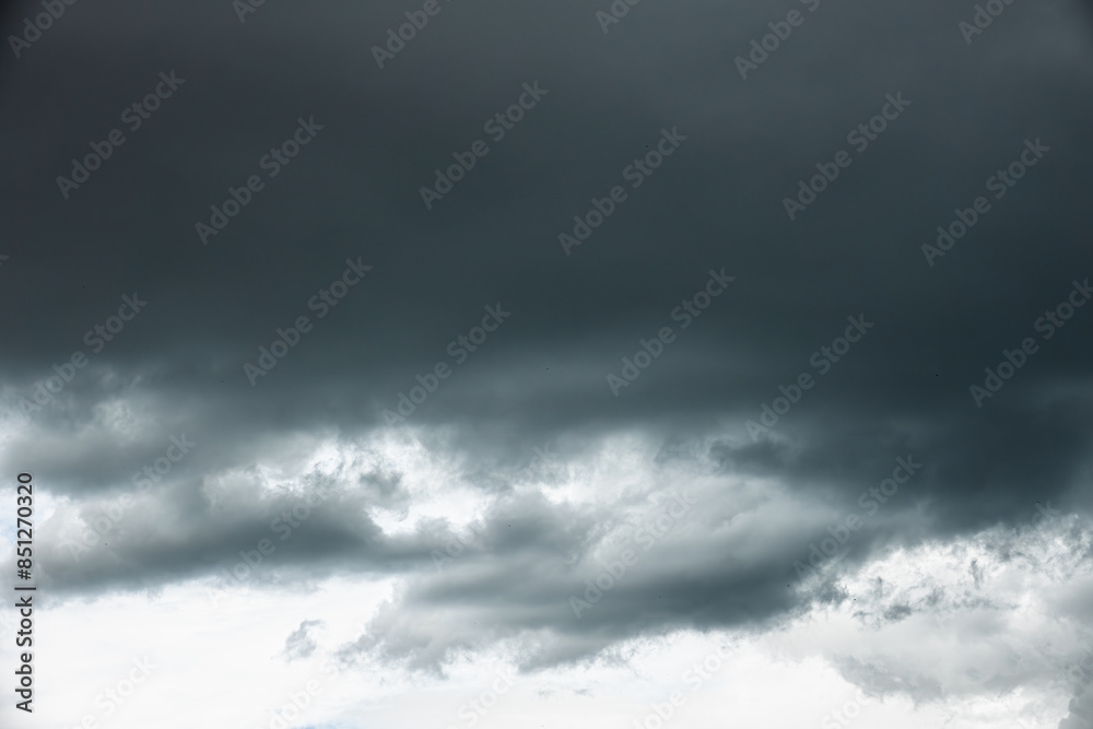 Obraz premium The sky is dark and cloudy, with a storm brewing in the distance