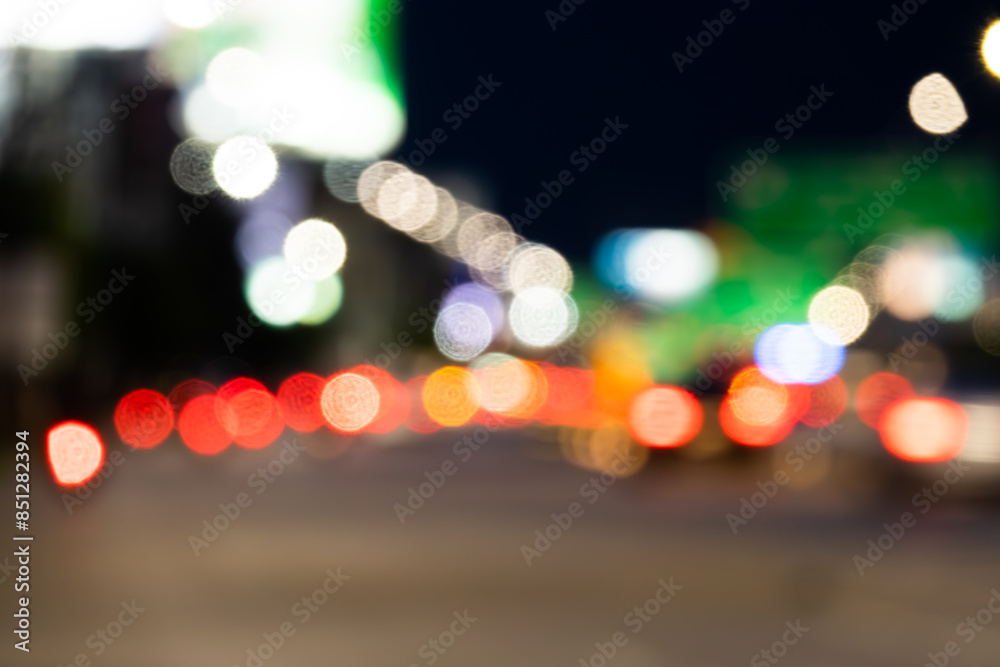 Fototapeta premium A blurry photo of a city street at night with cars and traffic lights