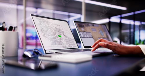 Foto African American woman closely examining cadastral map on laptop screen