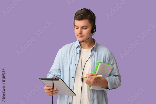 Teenage boy with headset, t...