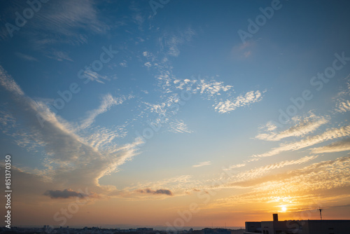 夕暮れ時の青空と海の見える風景