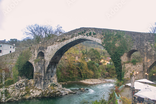 Obraz na płótnie The roman bridge at cangas de onis w salonie