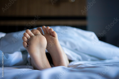 Billede på lærred The serene tranquility of the baby's feet, dozing on an endless white bed, is the epitome of the concept of sleep and rest