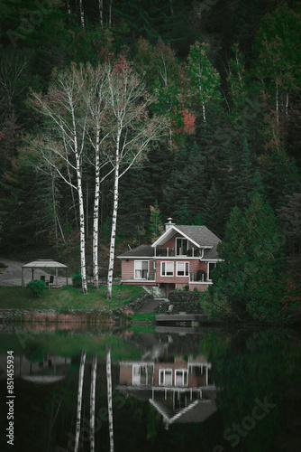 Maison au bord d'un lac à la Malbaie - Canada photo