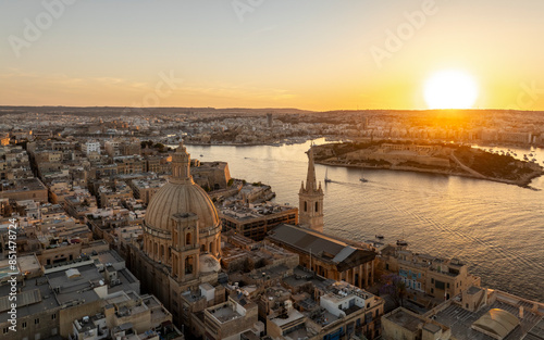 Obraz na płótnie Valletta, Malta - Aerial view of Our Lady of Mount Carmel church, St.Paul's Cathedral and Manoel Island at sunset w salonie
