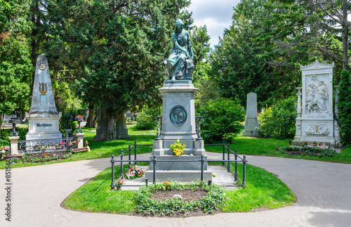 Photography Wien, Zentralfriedhof, morbide schöner Friedhof mit Ehrengräbern der berühmten M