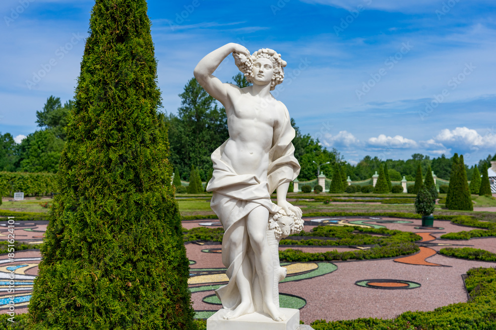 Obraz premium statue in the park