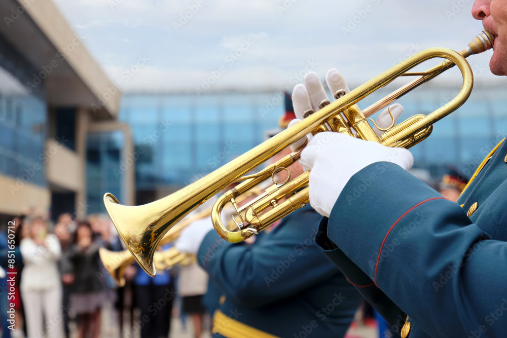 Obraz premium A military brass band plays on a city street.