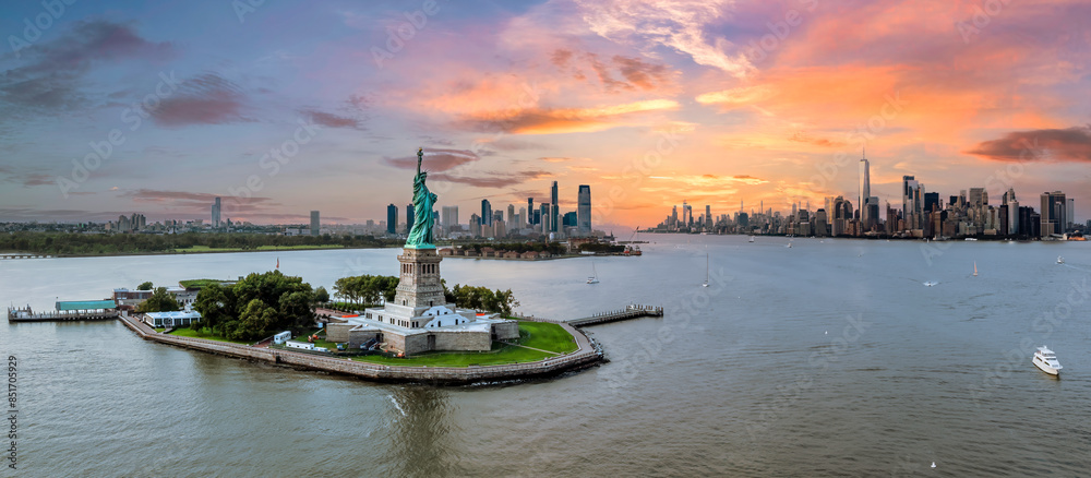 Naklejka premium Statue of Liberty Manhattan sunset view