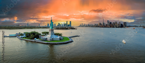 Fototapeta Naklejka Na Ścianę i Meble -  Statue of Liberty with Manhattan sunset