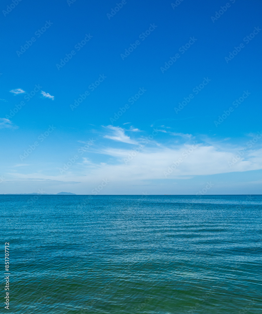 Obraz premium Landscape beautiful summer season vertical horizon look view tropical shore open sea cloud clean and blue sky background calm nature ocean wave water nobody travel at thailand chonburi sun day time
