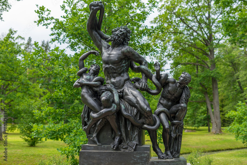 Obraz premium statue in the park