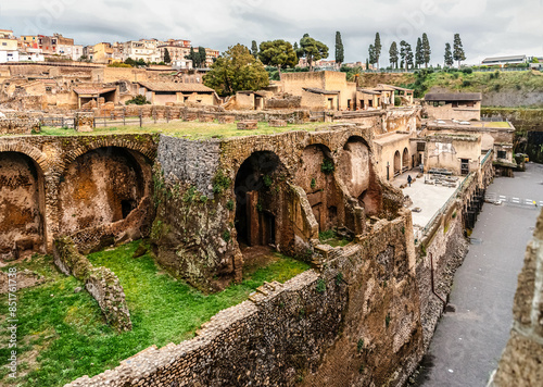 Obraz na płótnie The ruins of the ancient city of Herculaneum, located at the foot of Mount Vesuvius.
w salonie