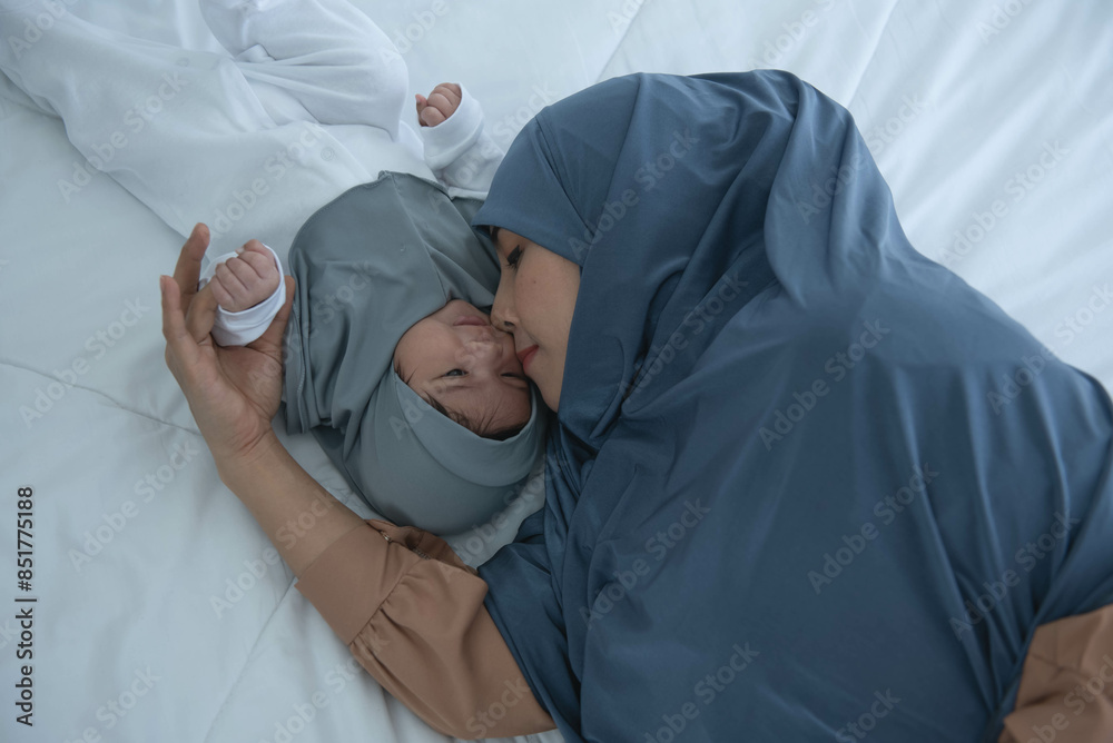 Φωτογραφία Muslim family, Asian attractive mother and 2-month-old baby newborn girl, is Half-Nigerian Half-Thai, relaxation and lying together on white bed