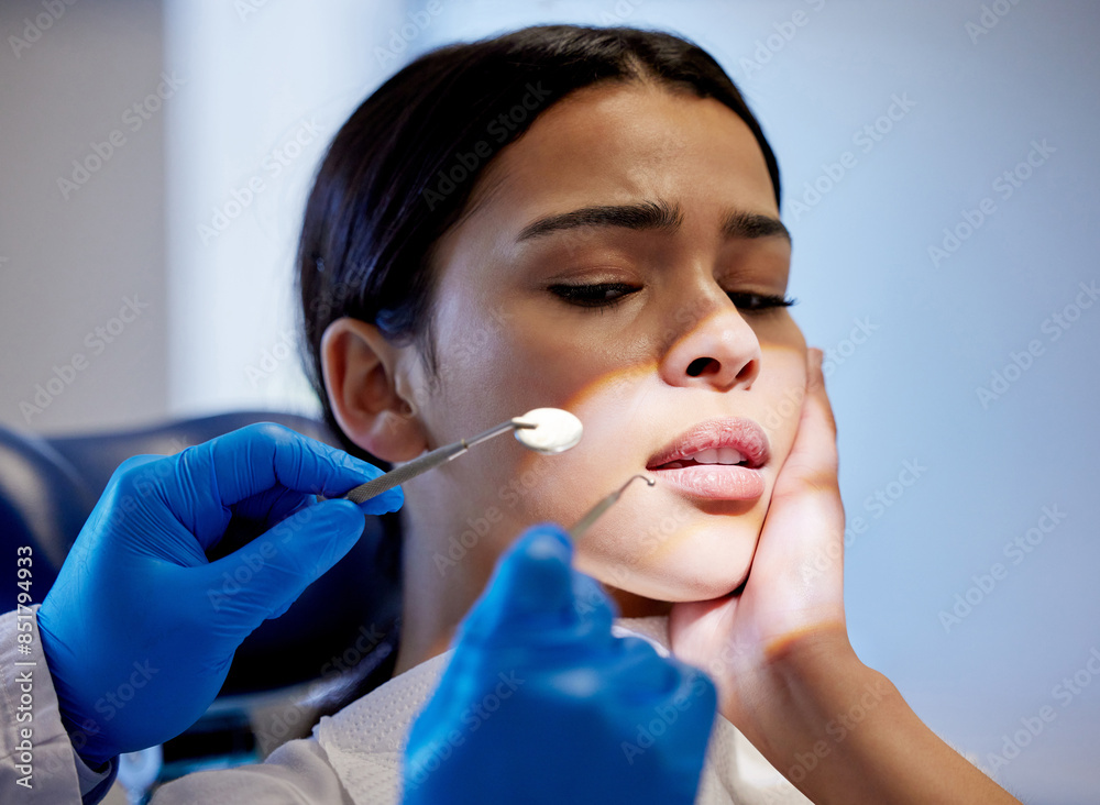 © Lumeez23/peopleimages.com - Woman, hands and scared for dental surgery in clinic with fear for teeth removal and treatment with doctor. Female person, dentist and worry or nervous in consultation with canal procedure for health © Lumeez23/peopleimages.com - Woman, hands and scared for dental surgery in clinic with fear for teeth removal and treatment with doctor. Female person, dentist and worry or nervous in consultation with canal procedure for health