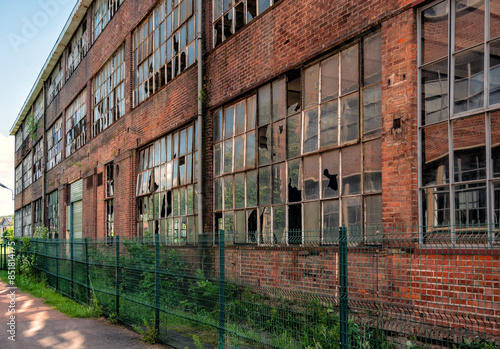 Zerbrochene Fensterscheiben einer alten, verlassenen Fabrik- Lost places photo