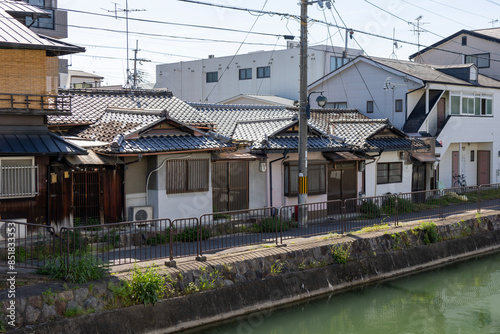 川沿いの住宅