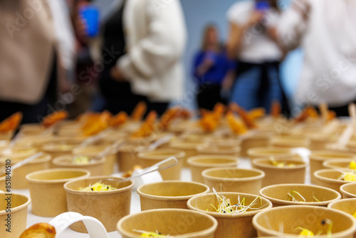 buffet de portions individuelles préparées par un traiteur pour un événement d'entreprise