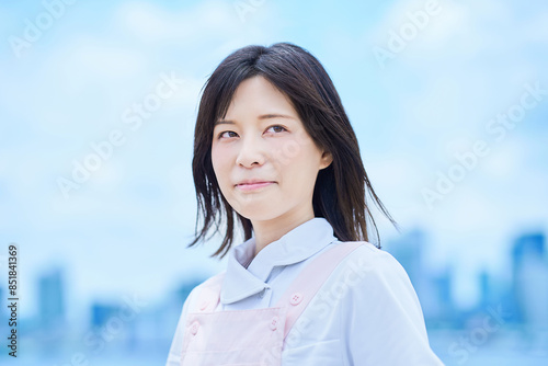 白衣とエプロンを着た若い女性 Free Download 白衣とエプロンを着た若い女性 - GFXLoad