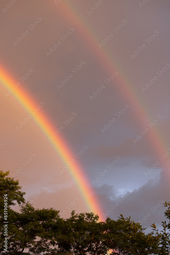 Double arc-en-ciel, double rainbow, vertical Double arc-en-ciel, double rainbow, vertical