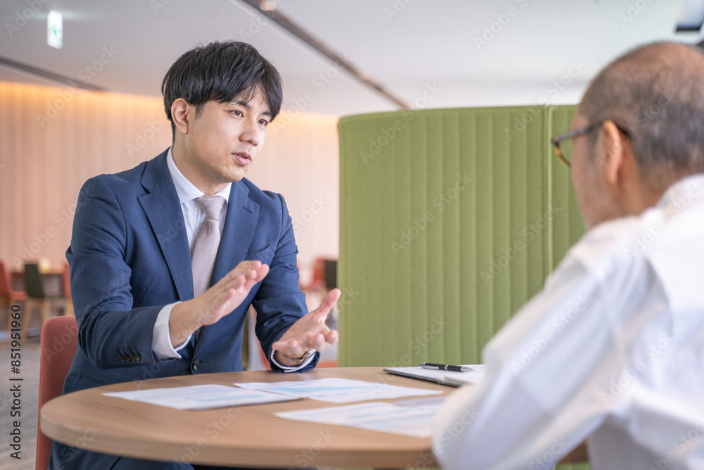 商品サービスを説明する男性ビジネスマン
