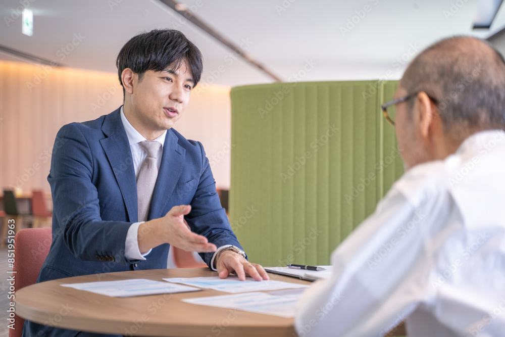 商品サービスを説明する男性ビジネスマン