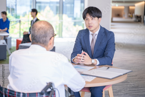 商品サービスを説明する男性ビジネスマン